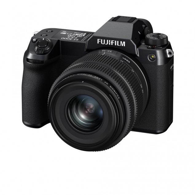 Fujifilm GFX 50S II má moderné ovládanie s dvomi rollermi a prepínačom expozičných režimov.