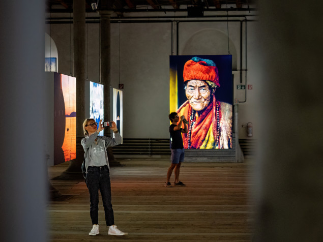 McCurry nafotil mnoho reportáží pre National Geographic. Od roku 1986 je členom Magnum Photos.