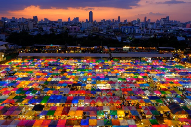 Tento obrázok thajského trhu visel vytlačená takmer v 3m veľkosti. Autor: Supalerk Narubetkrausee