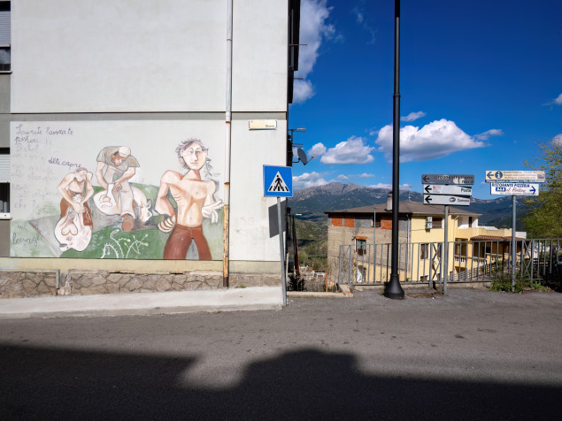 Maľované domy pochádzajú z minulého storočia z tábora anarchistov. Techniku obnovili počas talianskeho hnutia odporu. Maľby pribúdajú dodnes.