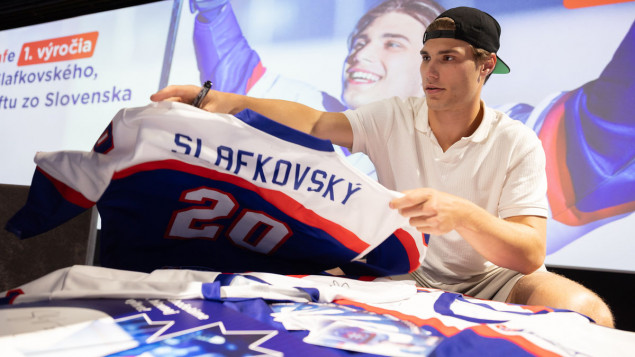 Juraj Slafkovský pri podpisovaní dresov slovenskej reprezentácie. Autor: Luboš Pilc