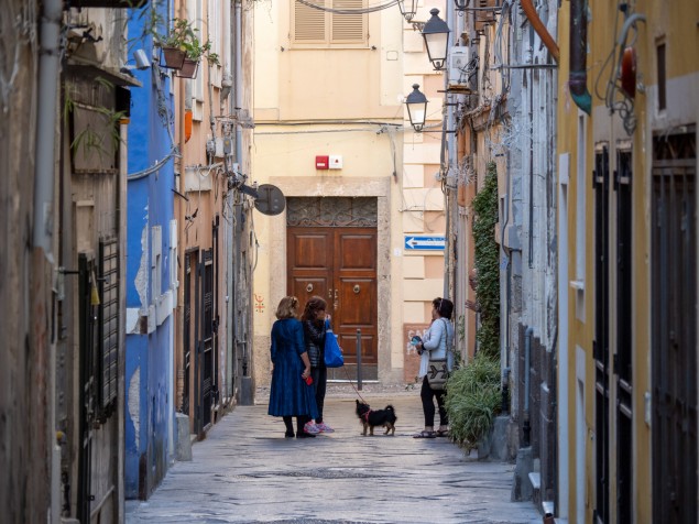 Bez mobilu. Majiteľ obchodíku s vlastným umením v meste Sassari sa rozčuľuje na dámu, ktorej psík sa mu práve vykakal pred vstupom do predajne.