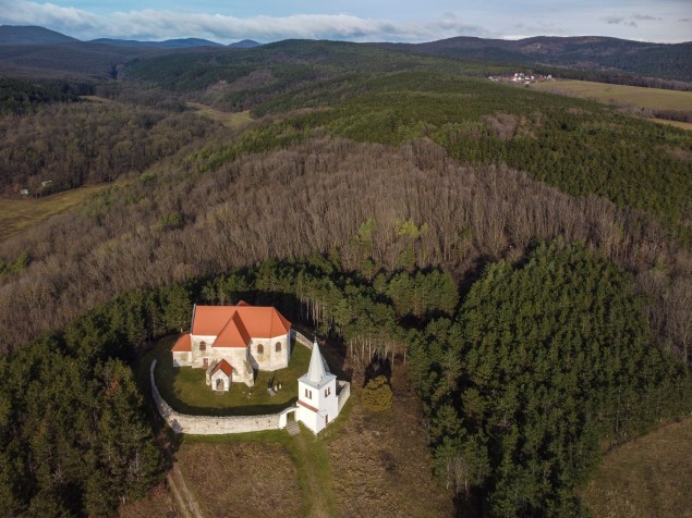 Let v otvorenom priestore nad všetkými možnými prekážkami, ktoré trčia nad krajinou.