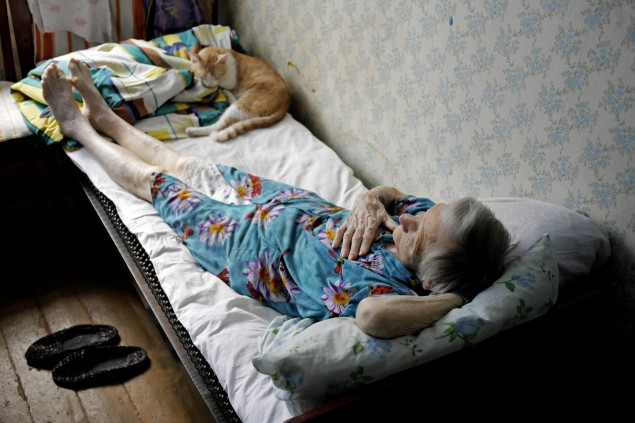 Stará žena si zo svojho zničeného domu priniesla do ubytovne aj mačku.