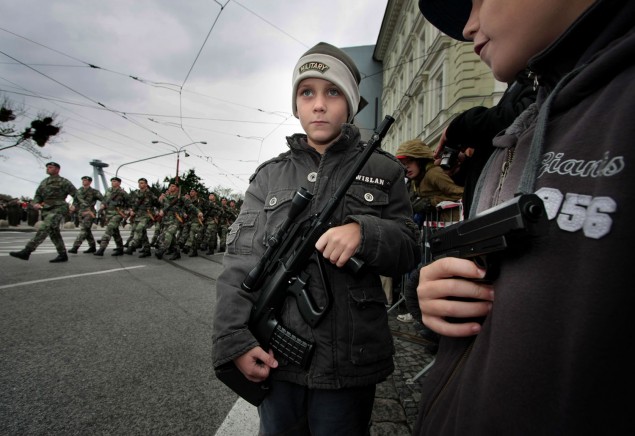21. 9. 2008, Bratislava. Chlapci so svojimi zbraňami počas slávnostnej vojenskej prehliadky na dunajskom nábreží