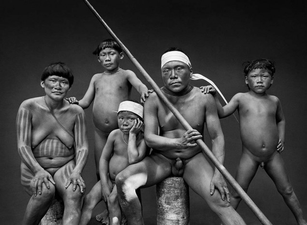 © Sebastião Salgado, Famille Korubo, État d’Amazonas, Brésil, 2017