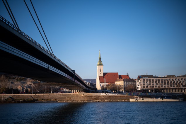 Plne odclonený objektív na F1,2, všetky korekcie vypnuté. Vinetácia zreteľne viditeľná, kresba objektívu stále perfektná a kontrast vynikajúci.