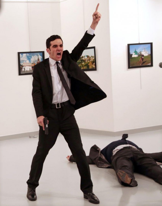Burhan Ozbilici: Vražda ruského veľvyslanca Andreja Karlova v Ankare. Víťazná fotografia.