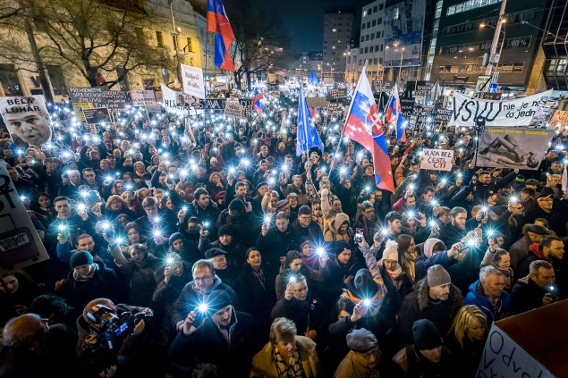 16. 3. 2018, Bratislava. Ľudia spievajú hymnu na záver protestu Za slušné Slovensko.