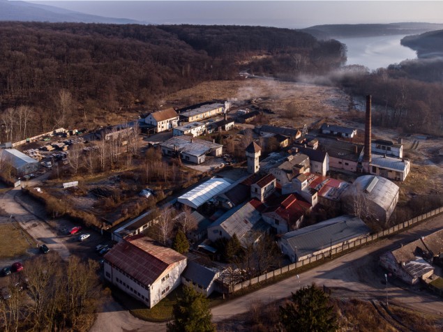 Bývalá chemická fabrika Majdánske pri Horných Orešanoch nevyzerá vábne. V zaplavenom lesíku na fotografii vpravo hore je miesto párenia skokanov. Žiaľ, jar si užívajú v stavebnej suti a odpade.
