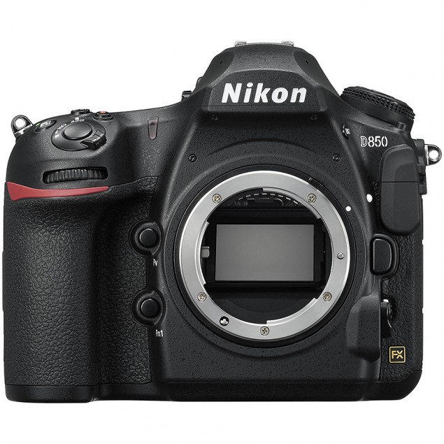 Nikon D850 má 45,7 megapixelov, rýchlosť kontinuálneho snímania 7 snímok za sekundu.