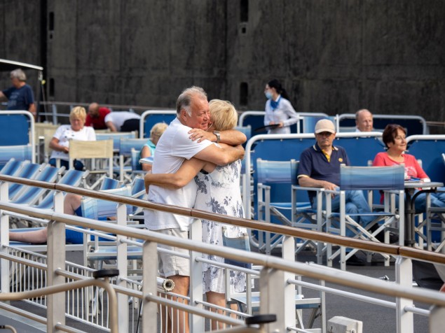 Akoby pouličná fotografia priamo z paluby na paluby druhej hotelovej lode v plavebnej komore.