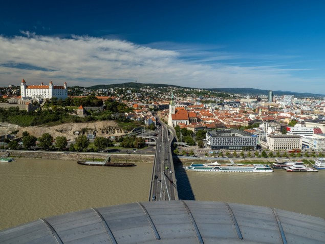 Polarizačný filter dokáže zvýrazniť a vyčistiť šedivé zahmlené diaľky.