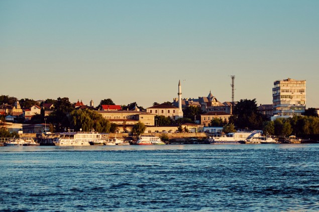 Prístav v Tulcei vyzerá lepšie pri svetle zapadajúceho slnka. © julo kotus
