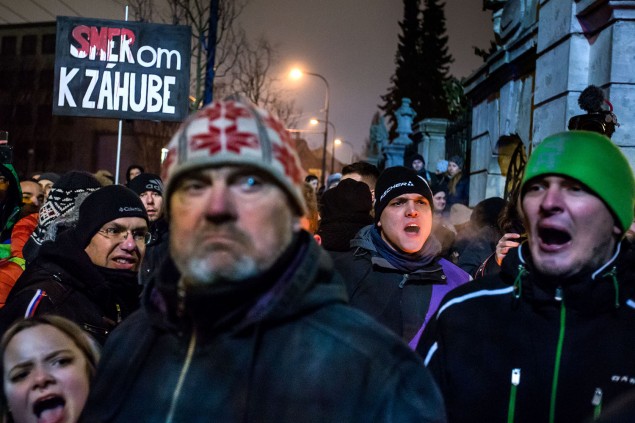 2. 3. 2018, Bratislava. Ľudia protestujú pred Úradom vlády po ukončení prvého pietneho pochodu za zavraždených Jána Kuciaka a Martinu Kušnírovú.