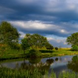 Oblaky nad rybníkom