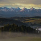 Krásny večer na jeseň v Pieninách a pohľad na Tatranské štíty