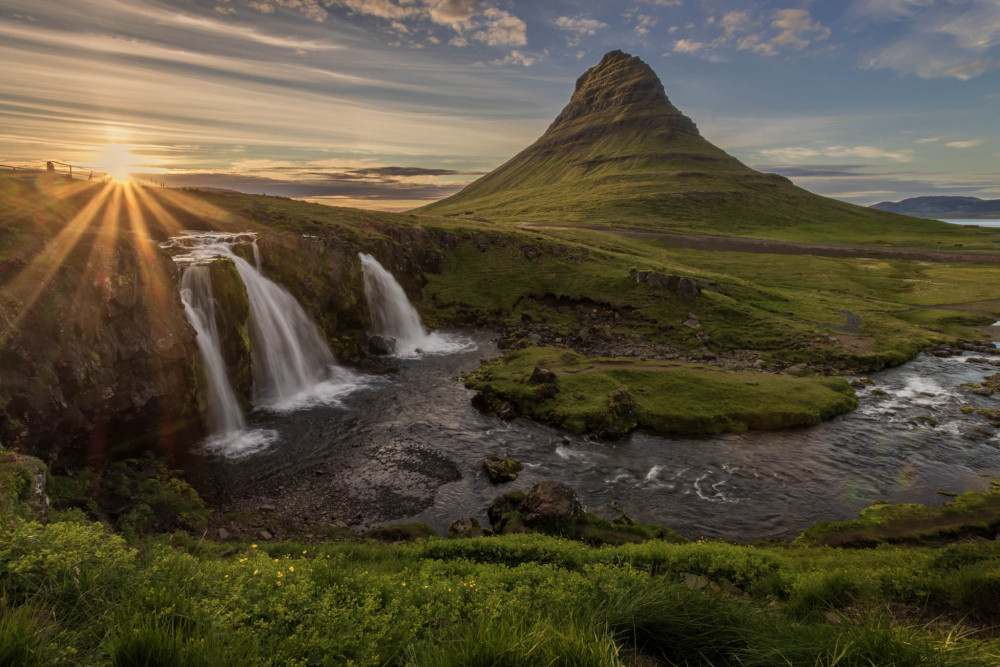 Ikonická hora Kirkjufell a vodopád Kirkjufellsfoss - Island