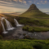 Ikonická hora Kirkjufell a vodopád Kirkjufellsfoss - Island