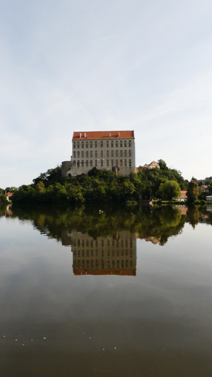 Zámok nad hladinou