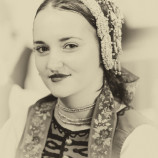 Deva v čepci