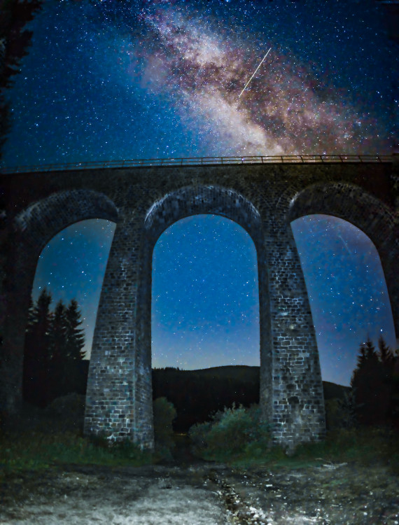 Nočný viadukt.
