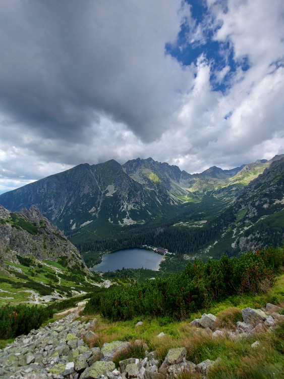 Popradské pleso zo sedla pod Ostrvou