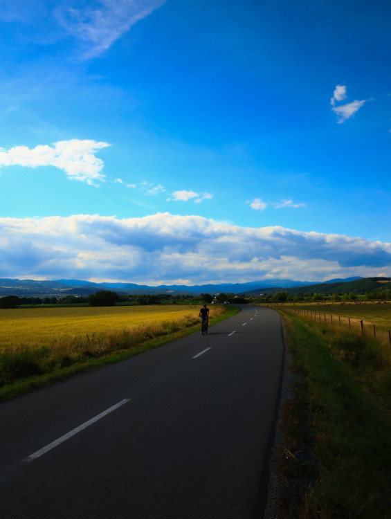 širokouhlý záber na cyklistu