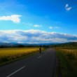 širokouhlý záber na cyklistu