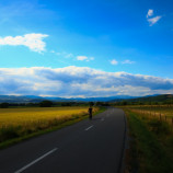 širokouhlý záber na cyklistu