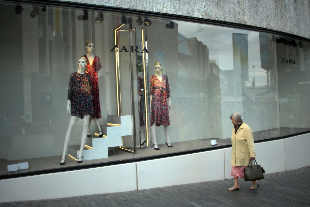 Pred nákupným centrom