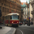 Električka v Pražských uliciach
