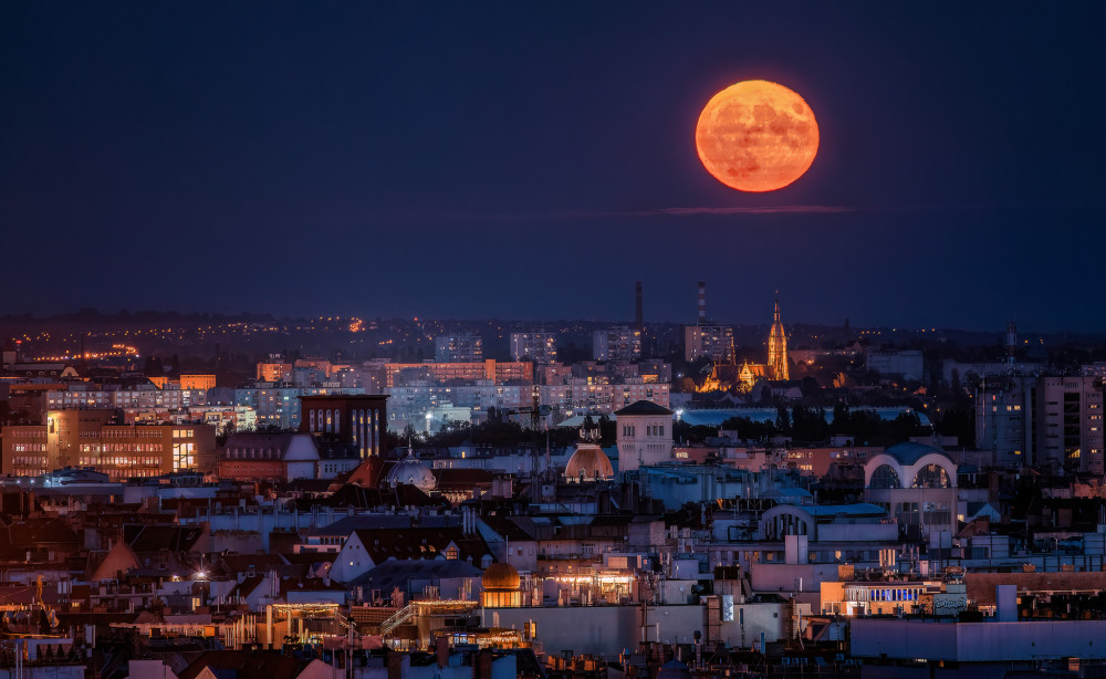 Spln mesiaca nad mestom