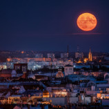 Spln mesiaca nad mestom