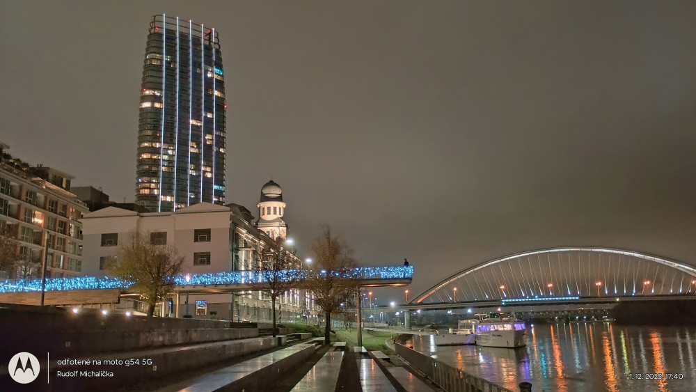 Pochmúrno-veselý začiatok Adventu pri Dunaji.