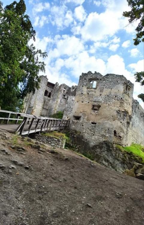 Hrad uhrovec slovensko