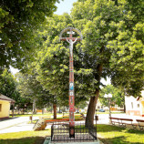 Vyrezávaný kríž pri kostole