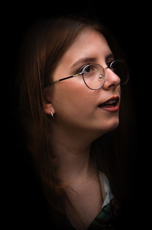 žena z davu
