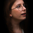 žena z davu