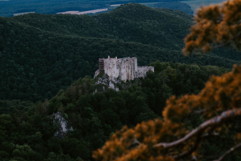 Nad Uhrovskym kráľovstvom