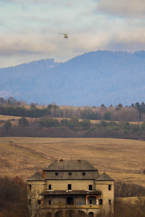 Vrtuľník nad kaštieľom