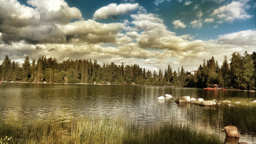 Slnečná jeseň pri jazere