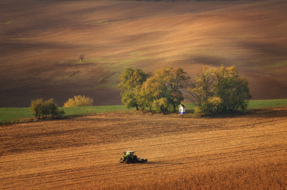 Kaplnka a traktor