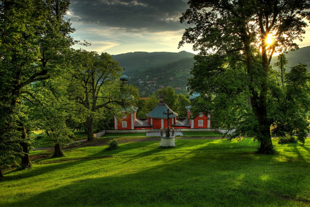 posledné lúče nad Banskoštiavnickou kalváriou