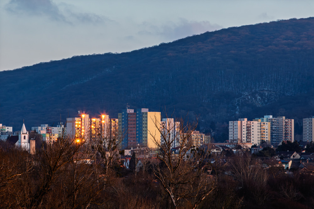 Okolie sídliska navečer