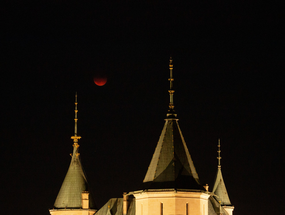 Červený pútnik nad Bojnicami