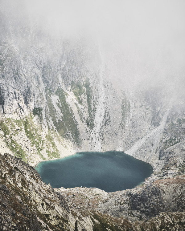 Výhľad na pleso z Kriváňa