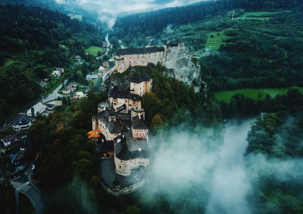 Majestátny Oravský hrad, Slovensko