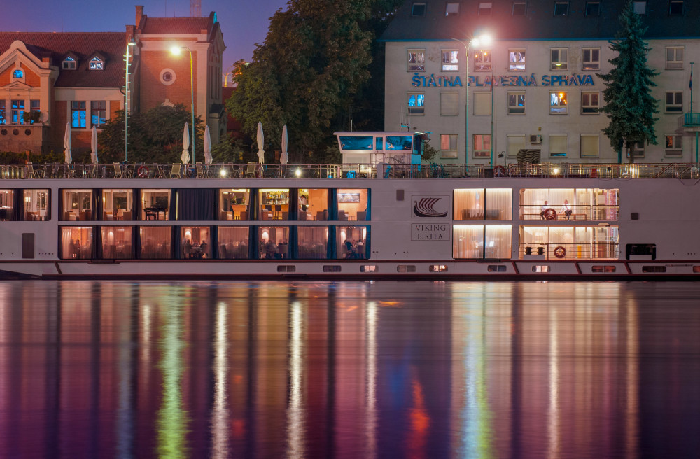 Večerný život na Lodi