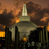 chrám pri západe slnka